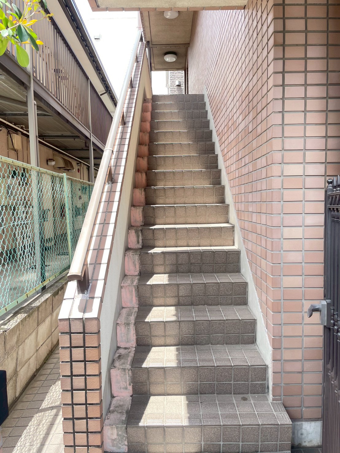 横浜市鶴見区の狭い階段3階から三菱冷蔵庫とHaier洗濯機を搬出した事例