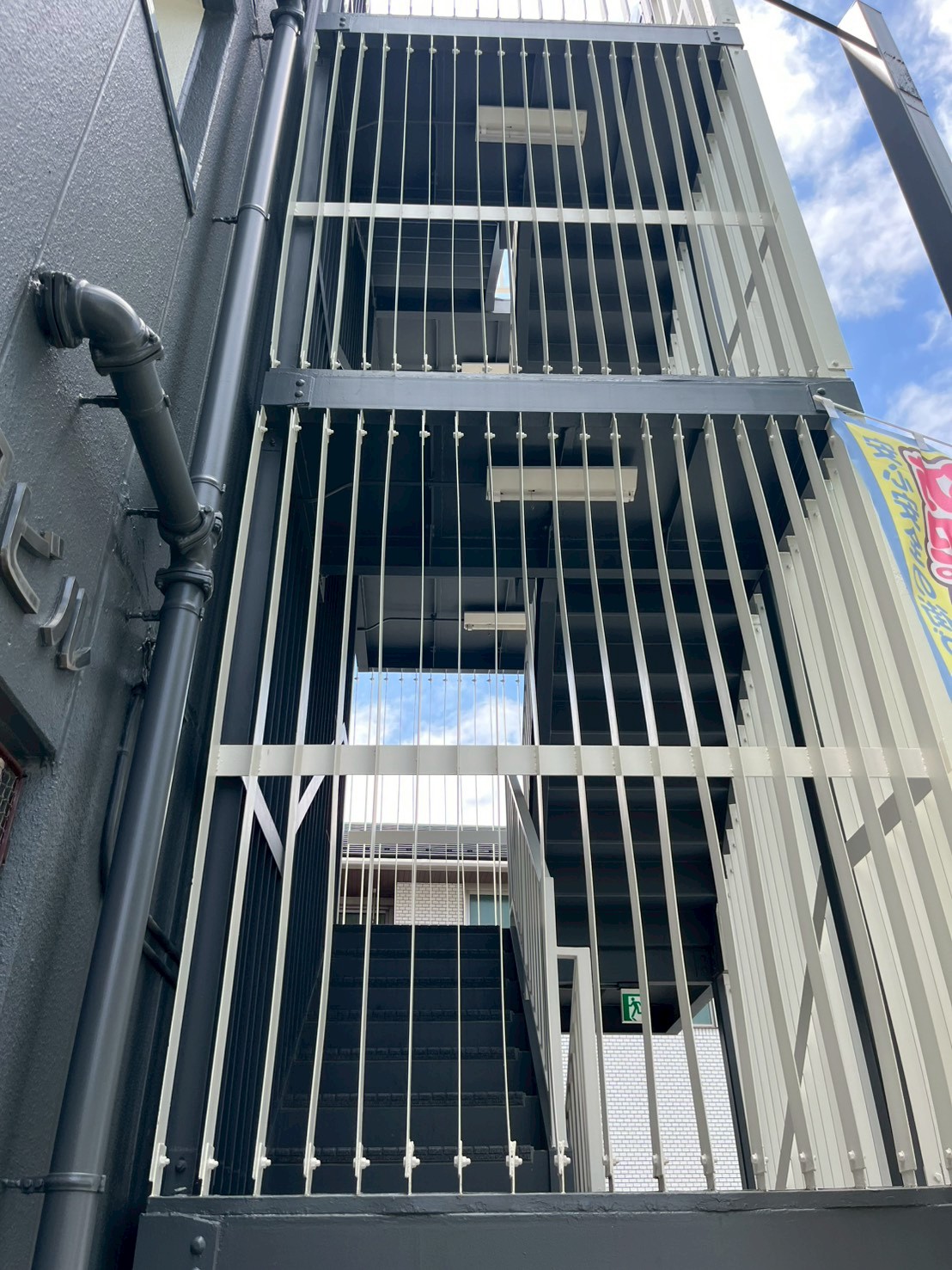 和光市諏訪の階段5階から東芝冷蔵庫とシャープ洗濯機を搬出した事例