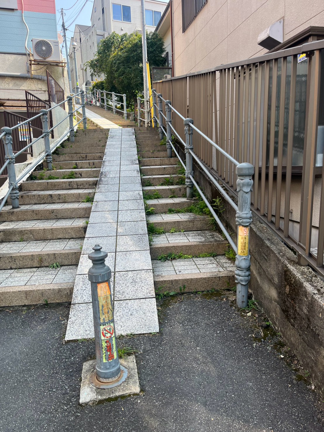 新宿区下落合の車両が進入できない長い搬出経路でmaxzen冷蔵庫とYAMAZEN洗濯機を手運びした事例