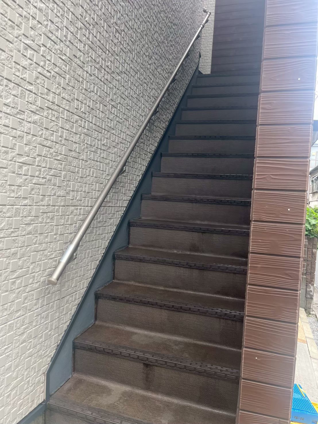 草加市松原の階段2階からcomfee RCB-179WH(E)冷蔵庫を搬出した事例
